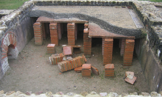 Opgegraven Romeins hypocaustum — eerste vloerverwarming systeem met stenen pilaren onder de vloer