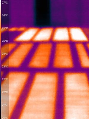 Warmtebeeld infrarood vloerverwarming — thermografische opname van verwarmingsfolie onder houten vloer
