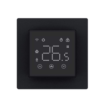 DOC3 wifi thermostaat zwart gemonteerd in zwart wandframe — inbouw thermostaat infrarood vloerverwarming