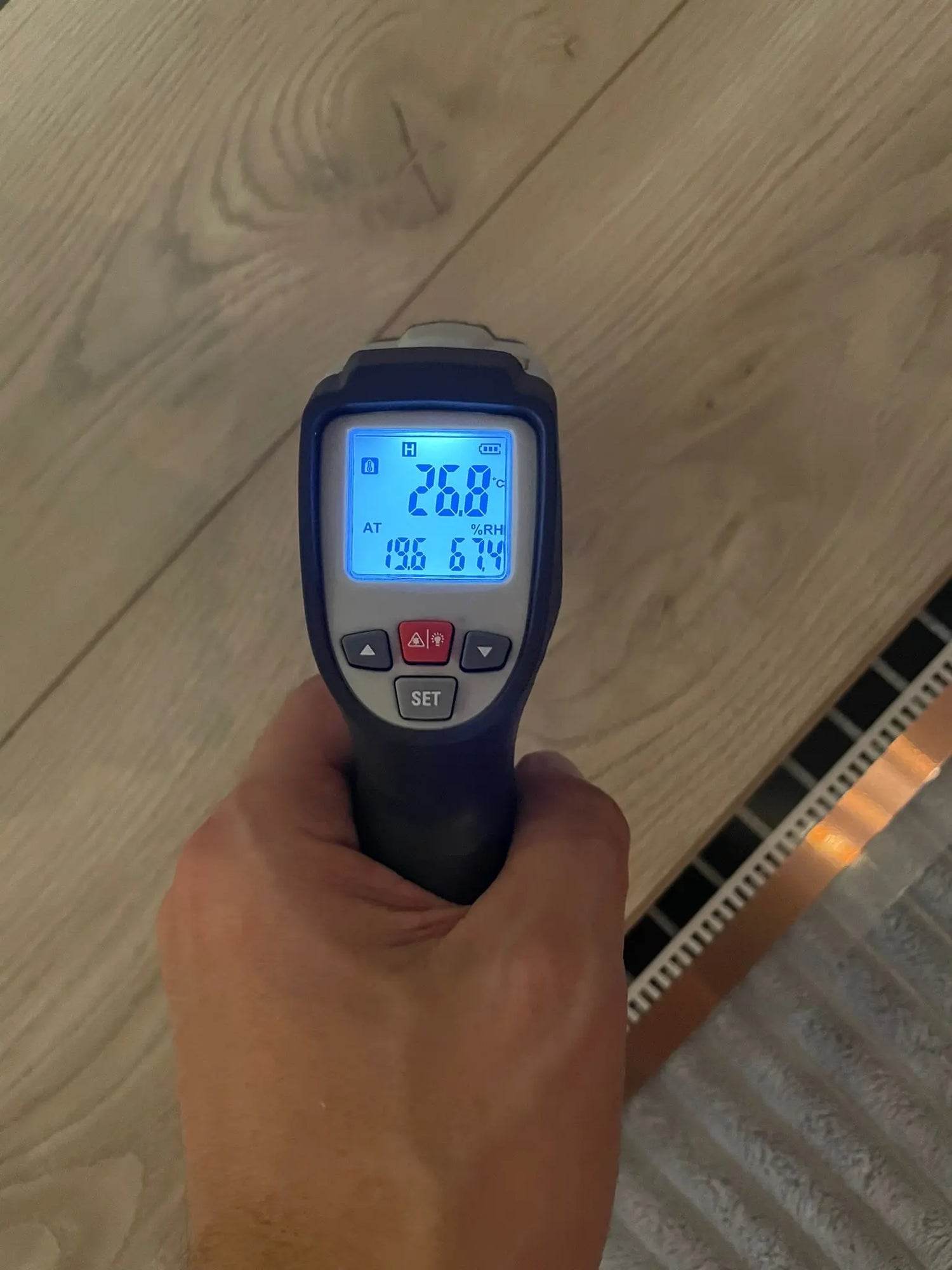 Temperatuurmeting infrarood vloerverwarming 26 graden na 30 minuten opwarmen — bewijs van snelle opwarmtijd carbon folie